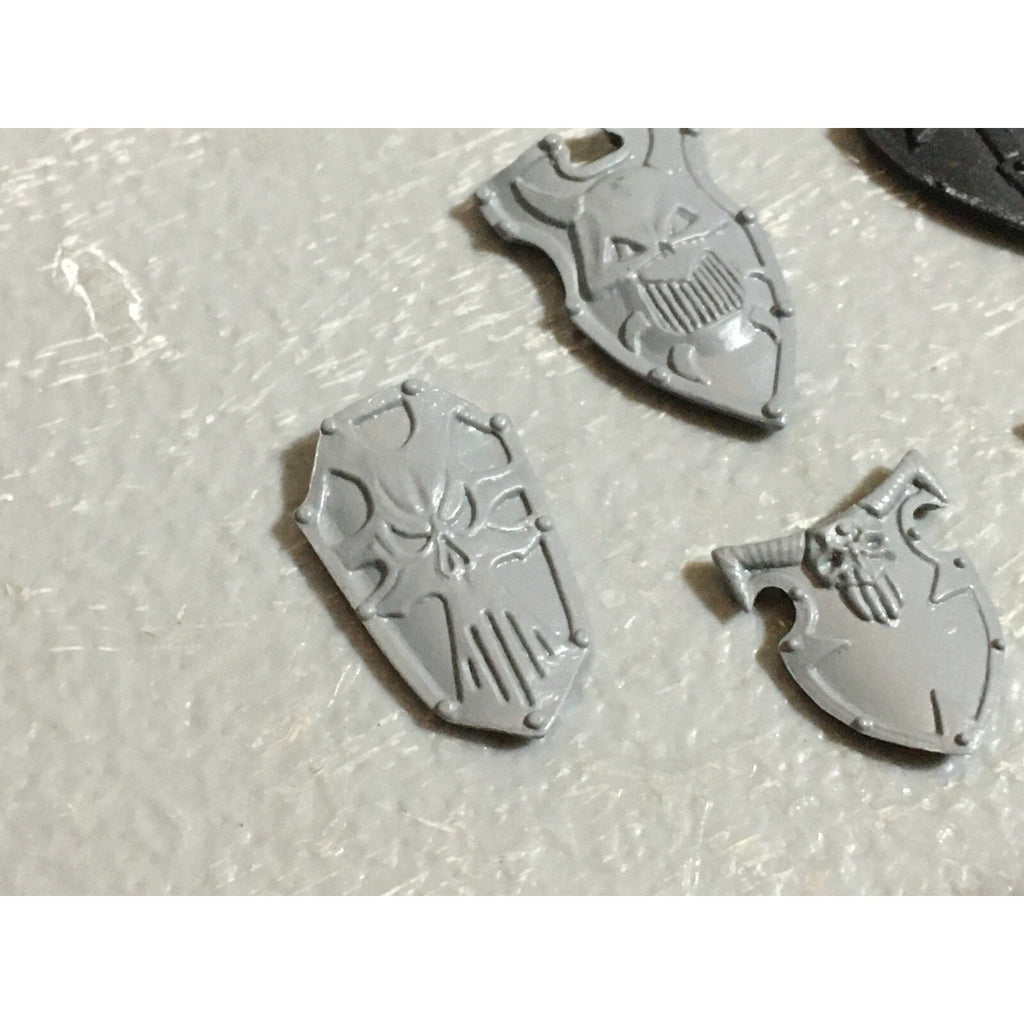 A22245 WARHAMMER FANTASY CHAOS MORTALS BITS LOT WARRIORS KNIGHTS SHIELDS GW OOP