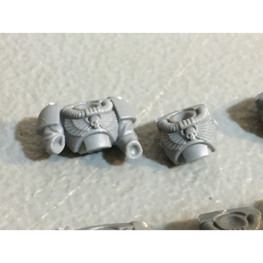 A33844 WARHAMMER 40K SPACE MARINES BITS LOT SCOUTS TORSO CHEST GW