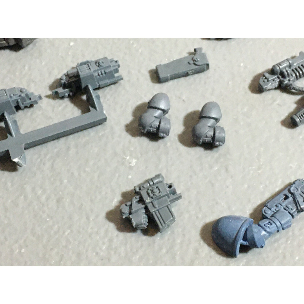 A22269 WARHAMMER 40K SPACE MARINES BITS LOT MIXED HANDS WEAPON GAMES WORKSHOP GW