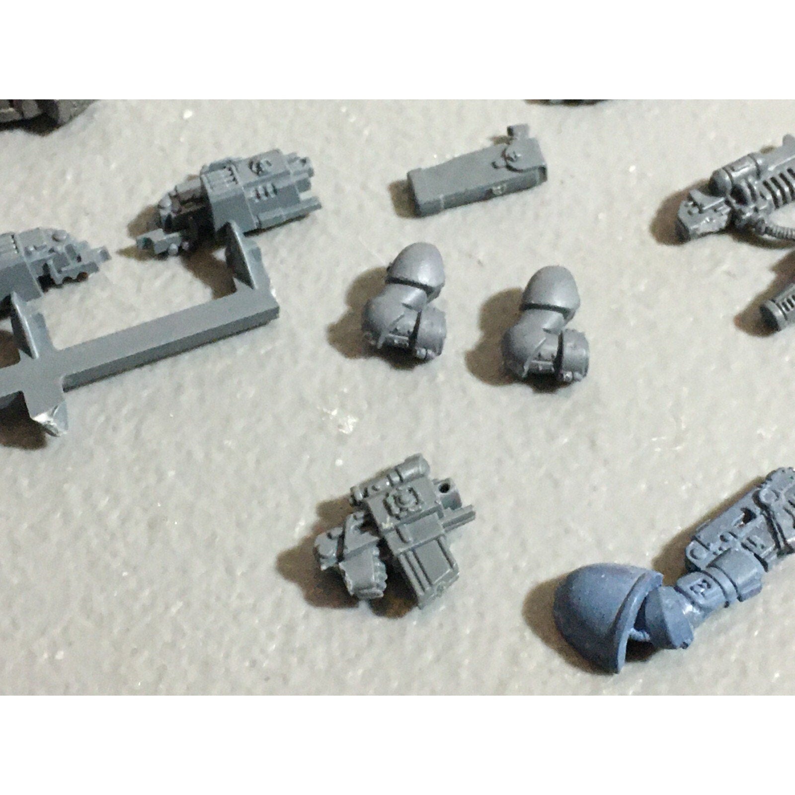 A22269 WARHAMMER 40K SPACE MARINES BITS LOT MIXED HANDS WEAPON GAMES WORKSHOP GW