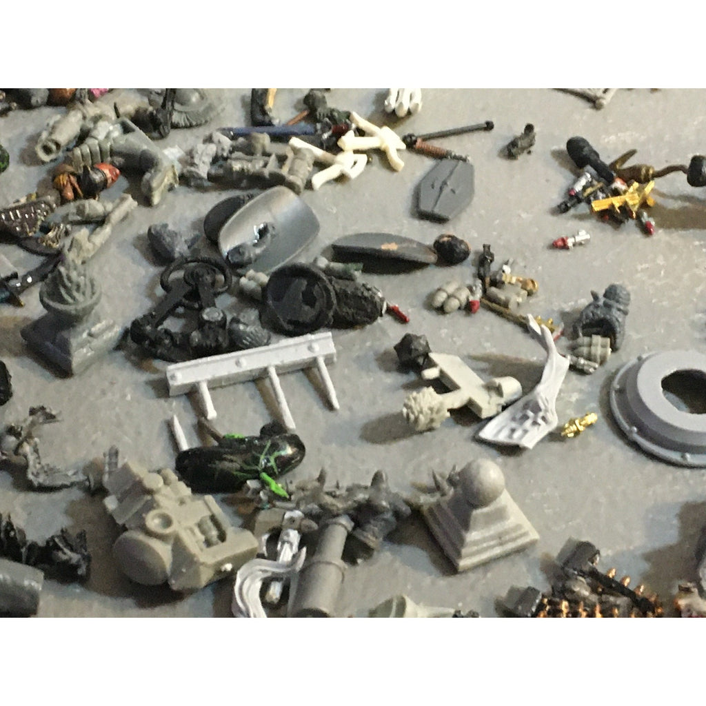 A32579 UNKNOWN PLASTIC MINIATURES BITS LOT FANTASY SCI-FI FUTURISTIC