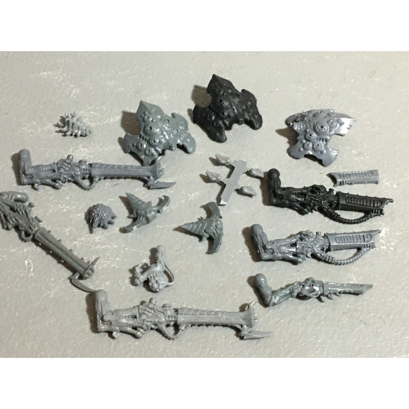 A22318 WARHAMMER 40K TYRANIDS BITS LOT MIXED GAMES WORKSHOP GW