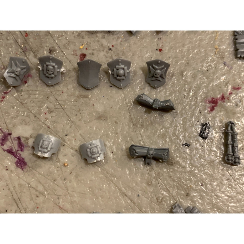 A23192 WARHAMMER 40K SPACE MARINES BITS LOT BLACK TEMPLARS OATHS SHIELD SWORD