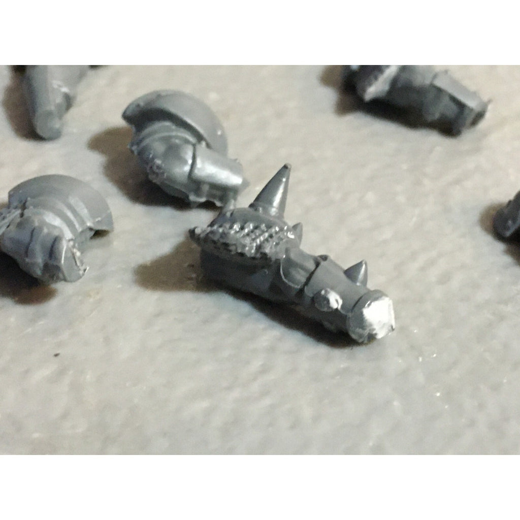 A23234 WARHAMMER FANTASY CHAOS BEASTMEN BITS LOT BESTIGOR ARMS HEADS GW