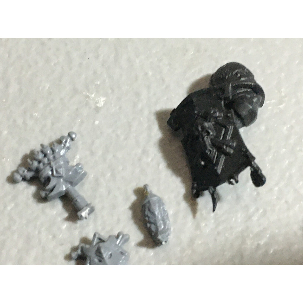 A22561 WARHAMMER 40K SPACE MARINES WOLVES BITS LOT BANNER ACCESSORY SHIELD GW