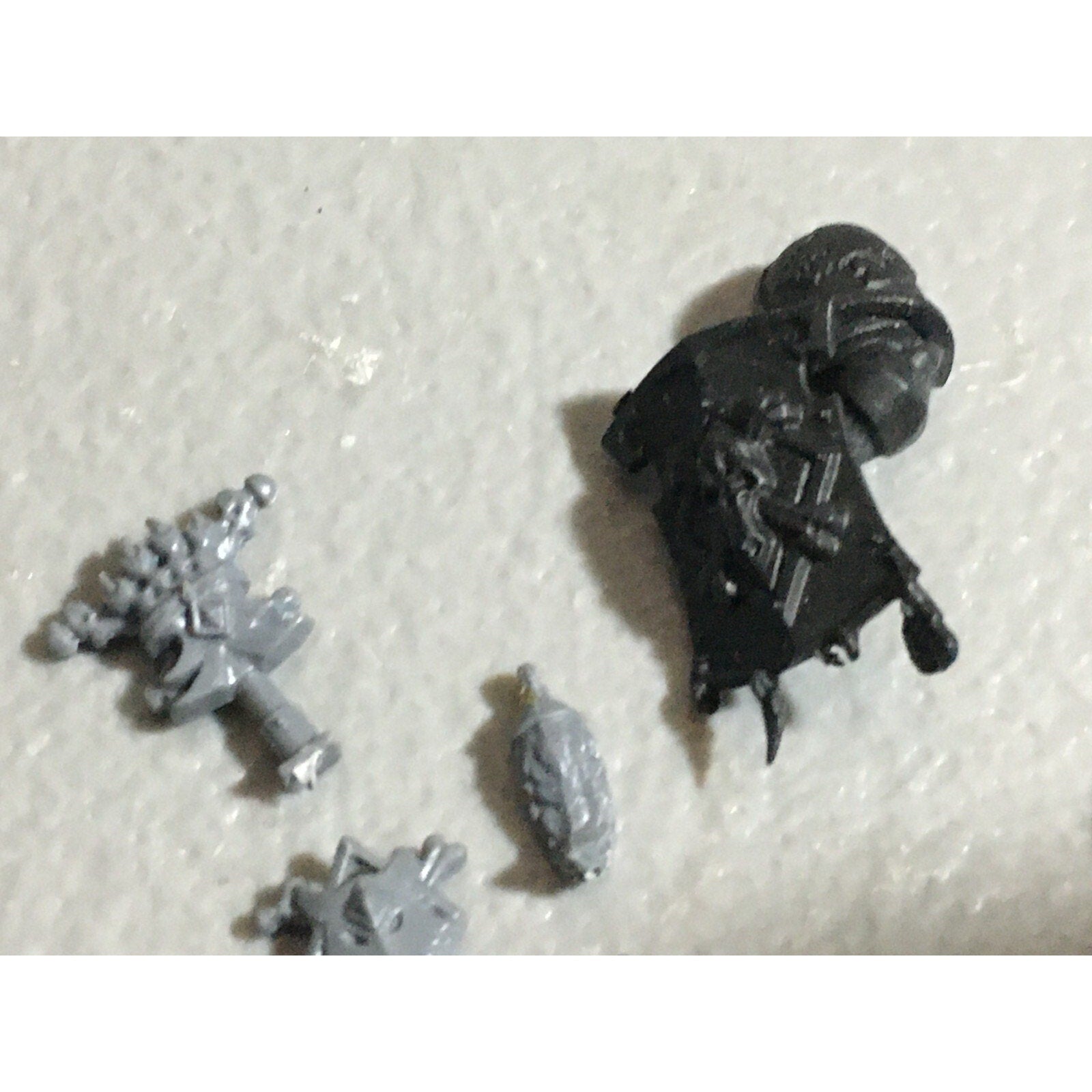 A22561 WARHAMMER 40K SPACE MARINES WOLVES BITS LOT BANNER ACCESSORY SHIELD GW
