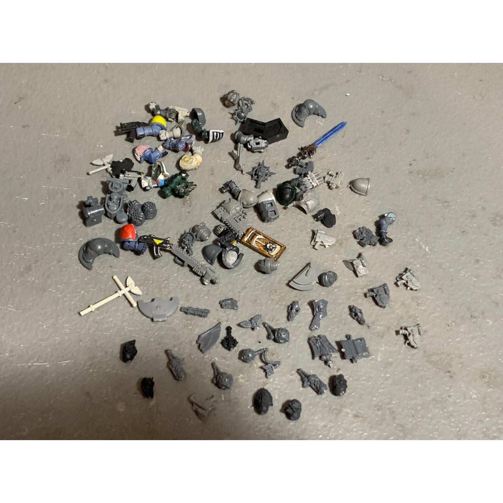 A23310 WARHAMMER 40K SPACE MARINES BITS LOT SOME SPACE WOLVES HEADS ARMS GUNS