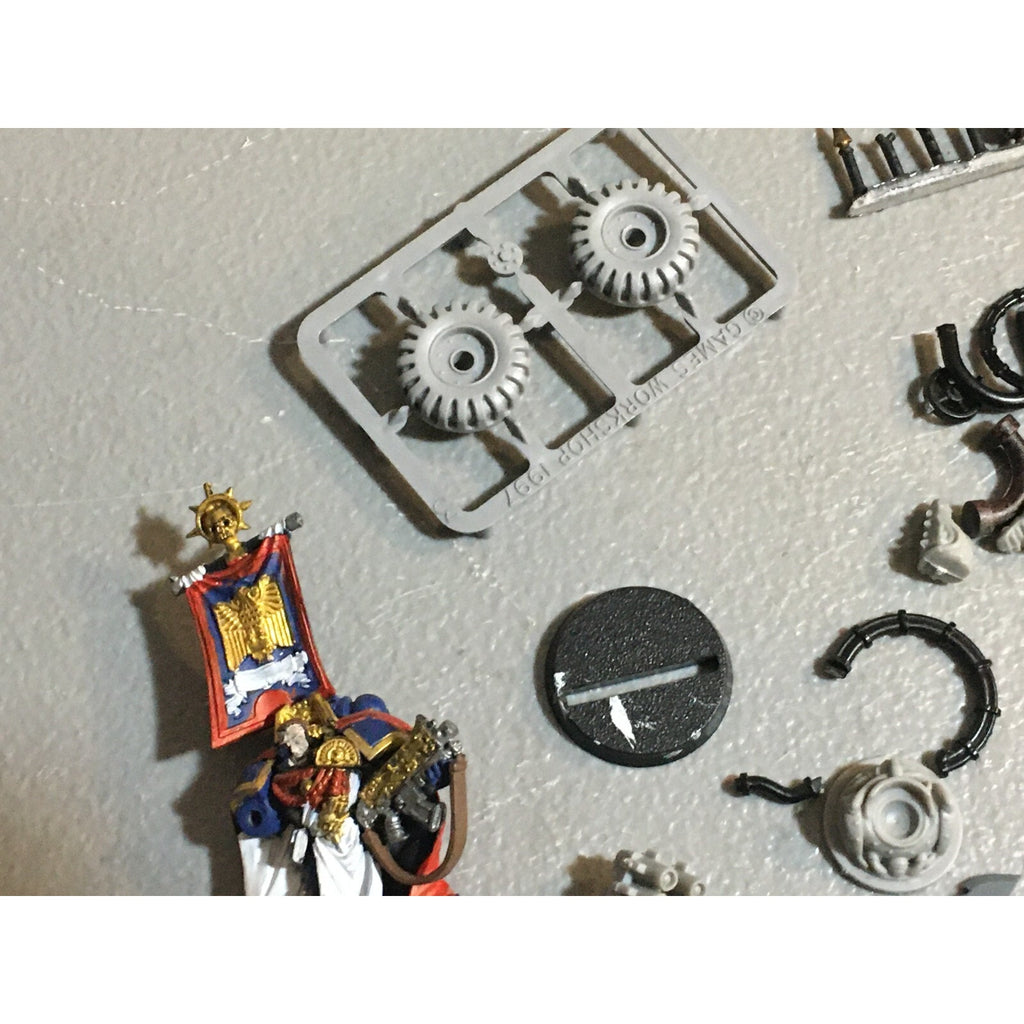 A18517 WARHAMMER 40K SPACE MARINES VEHICLE BITS & CAPTAIN MISS SWORD HAND GW
