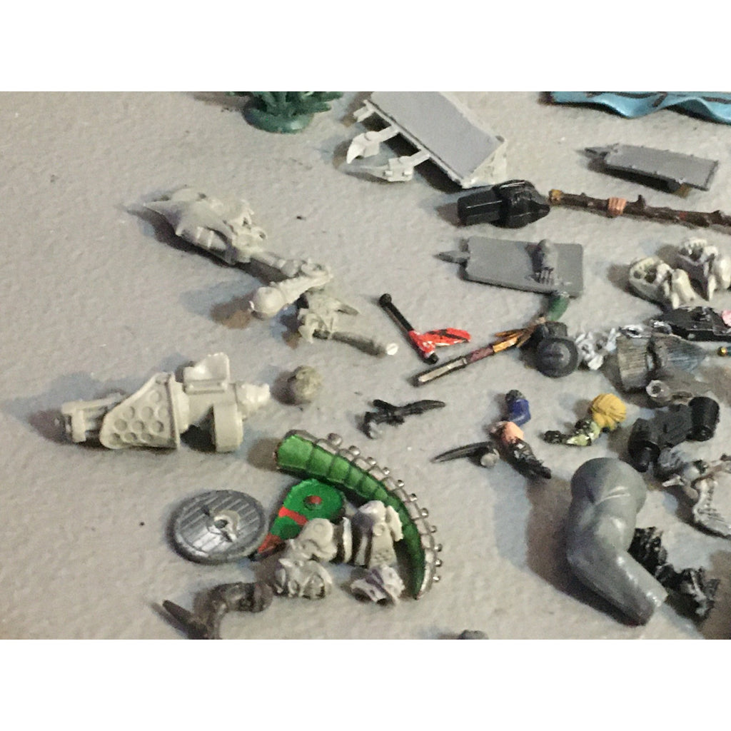 A32579 UNKNOWN PLASTIC MINIATURES BITS LOT FANTASY SCI-FI FUTURISTIC