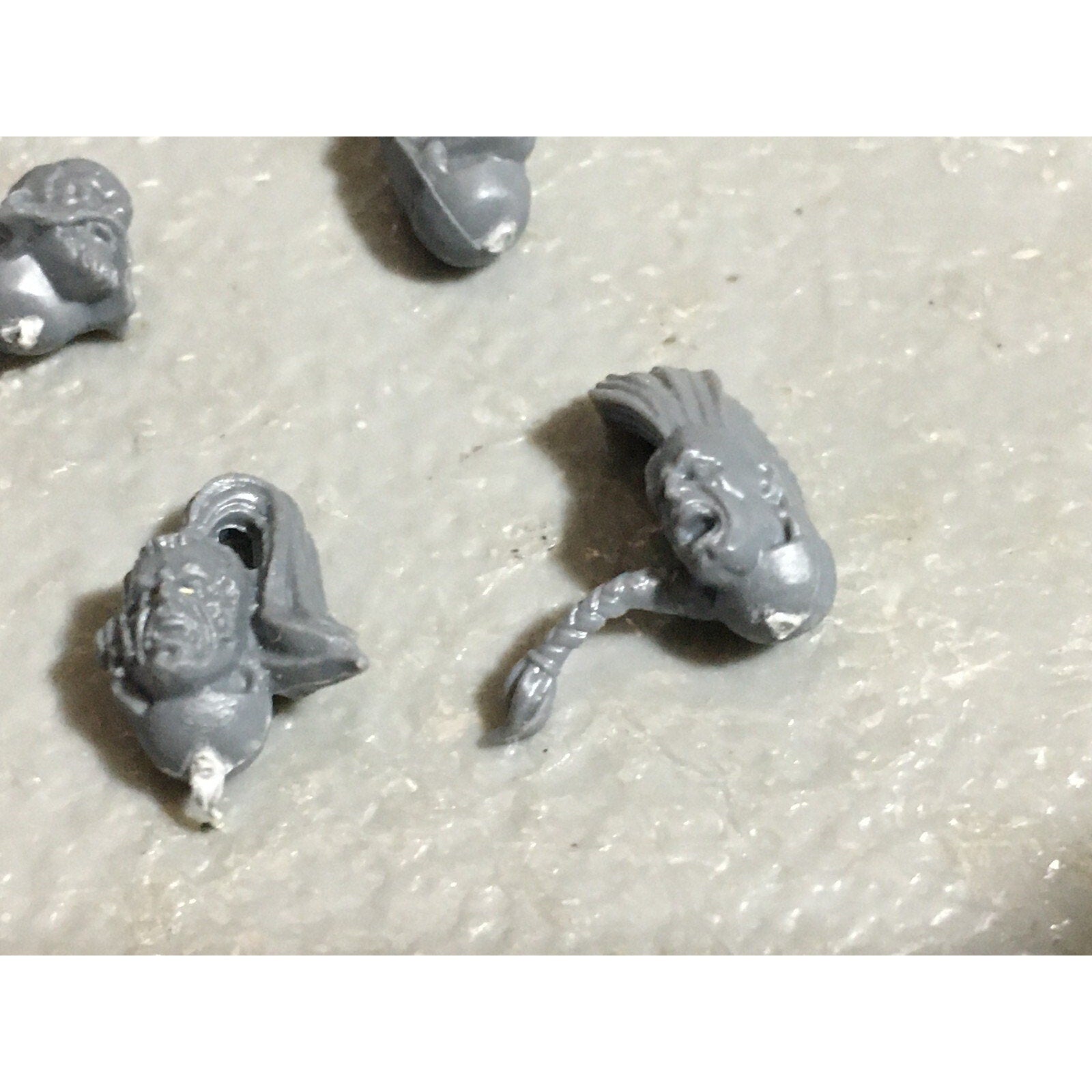 A22546 WARHAMMER 40K SPACE MARINES WOLVES BITS LOT HEADS GAMES WORKSHOP GW