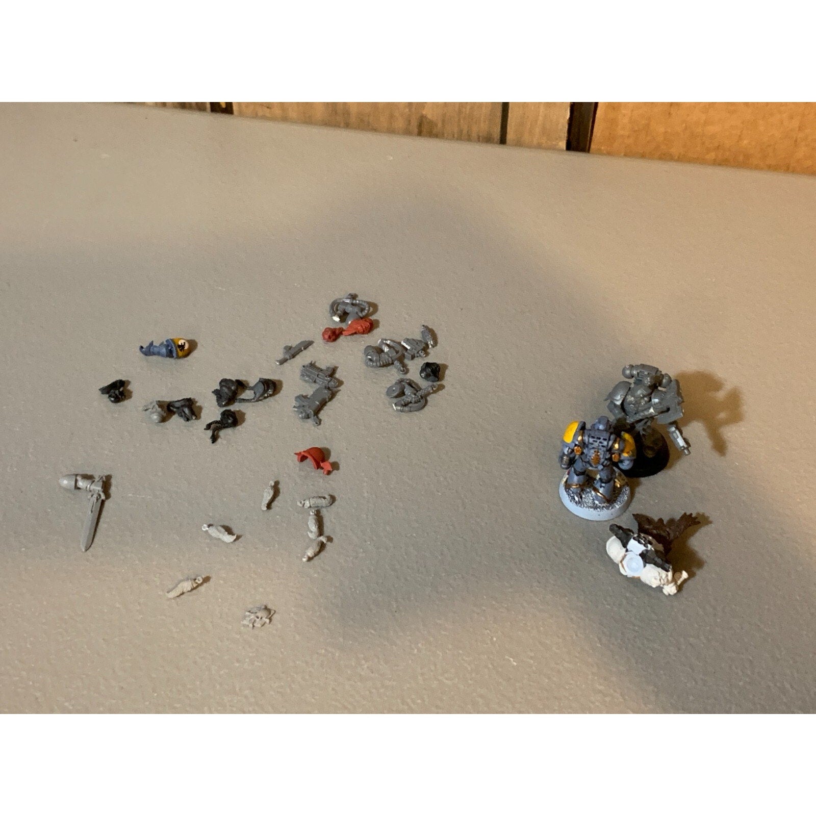 A22913 WARHAMMER 40K SPACE MARINES SPACE WOLVES BITS LOT WOLF TAILS HEADS