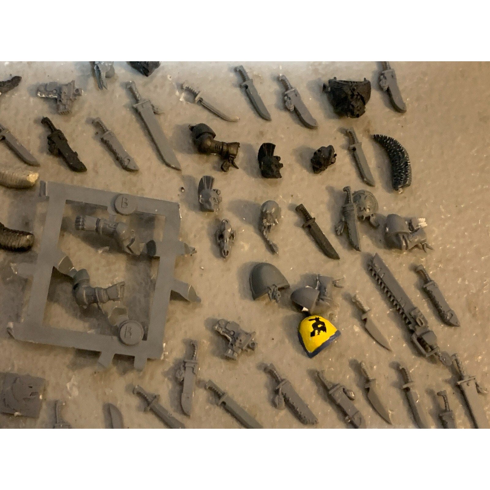 A23325 WARHAMMER 40K SPACE MARINES BITS LOT SPACE WOLVES HEADS TAILS KNIVES GW
