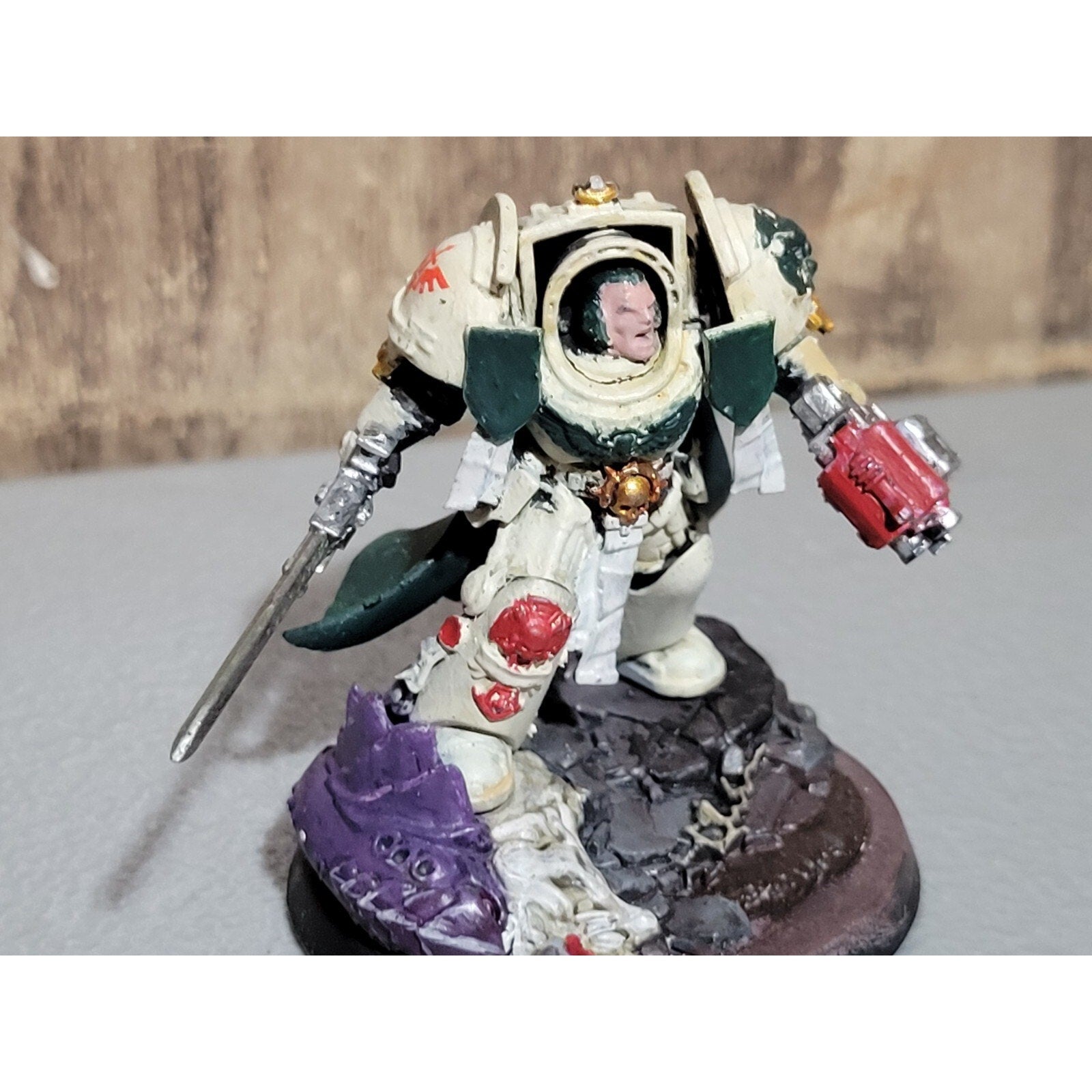A18345 WARHAMMER 40K SPACE MARINES TERMINATOR CAPTAIN MAG BASE