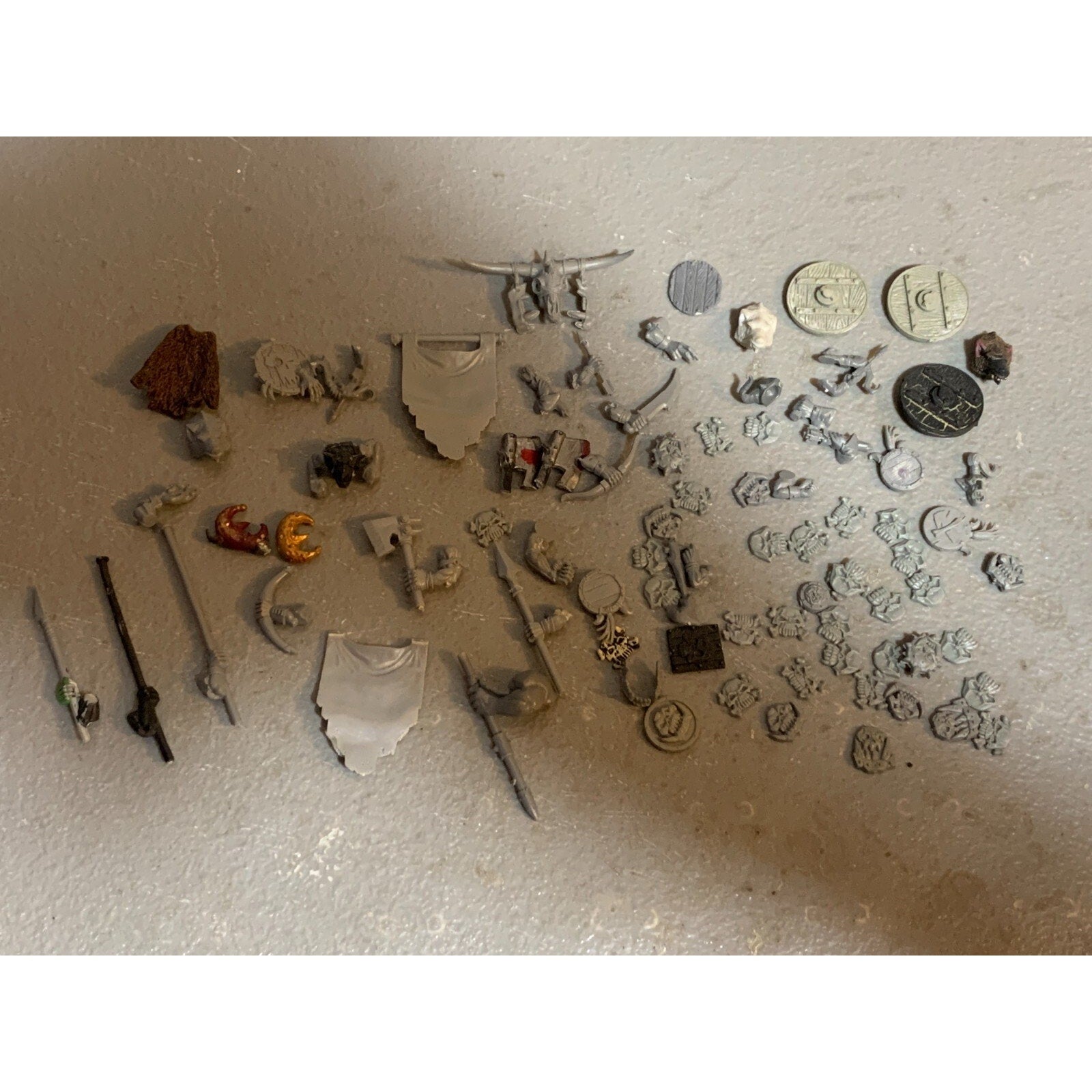 A23337 WARHAMMER FANTASY AOS ORCS GOBLINS BITS LOT SHIELDS ARMS STANDARD GW