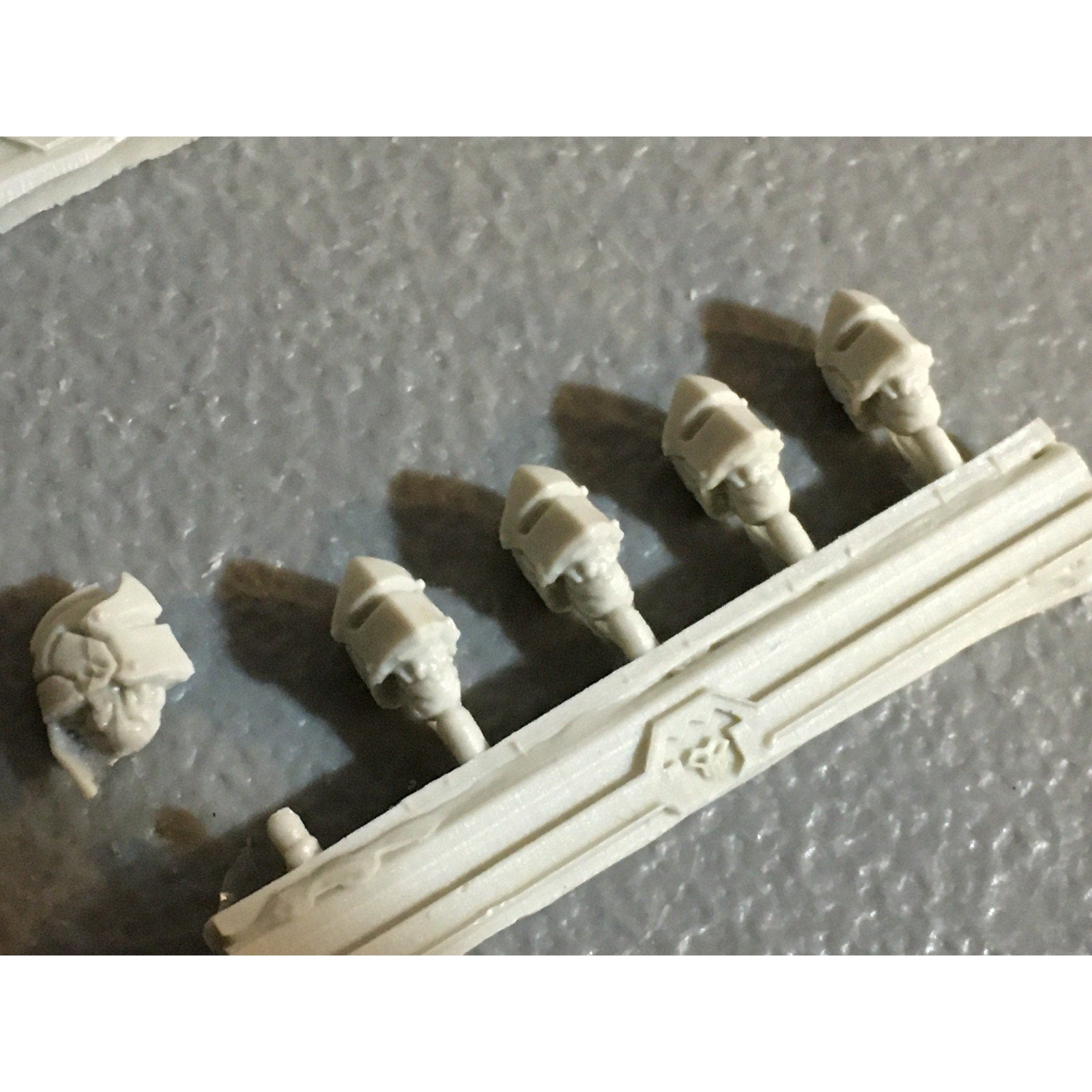 A32538 PUPPETSWAR MINIATURES PLASTIC FANTASY KNIGHTS HEADS BITS PACK LOT