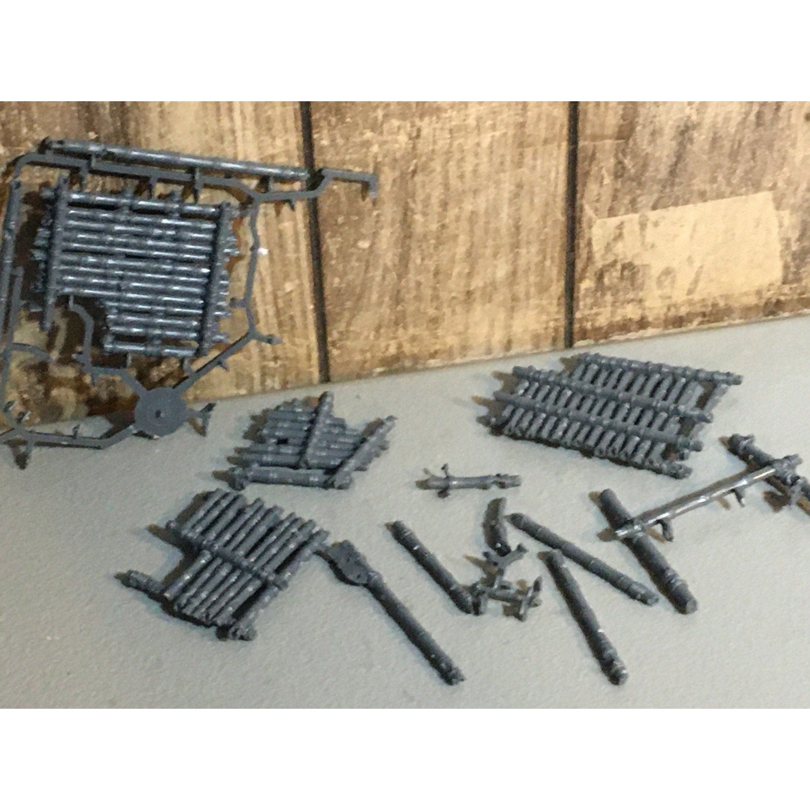 A32568 UNKNOWN MINIATURES PLASTIC BITS LOT FANTASY TERRAIN TREE BRIDGE PARTS GW