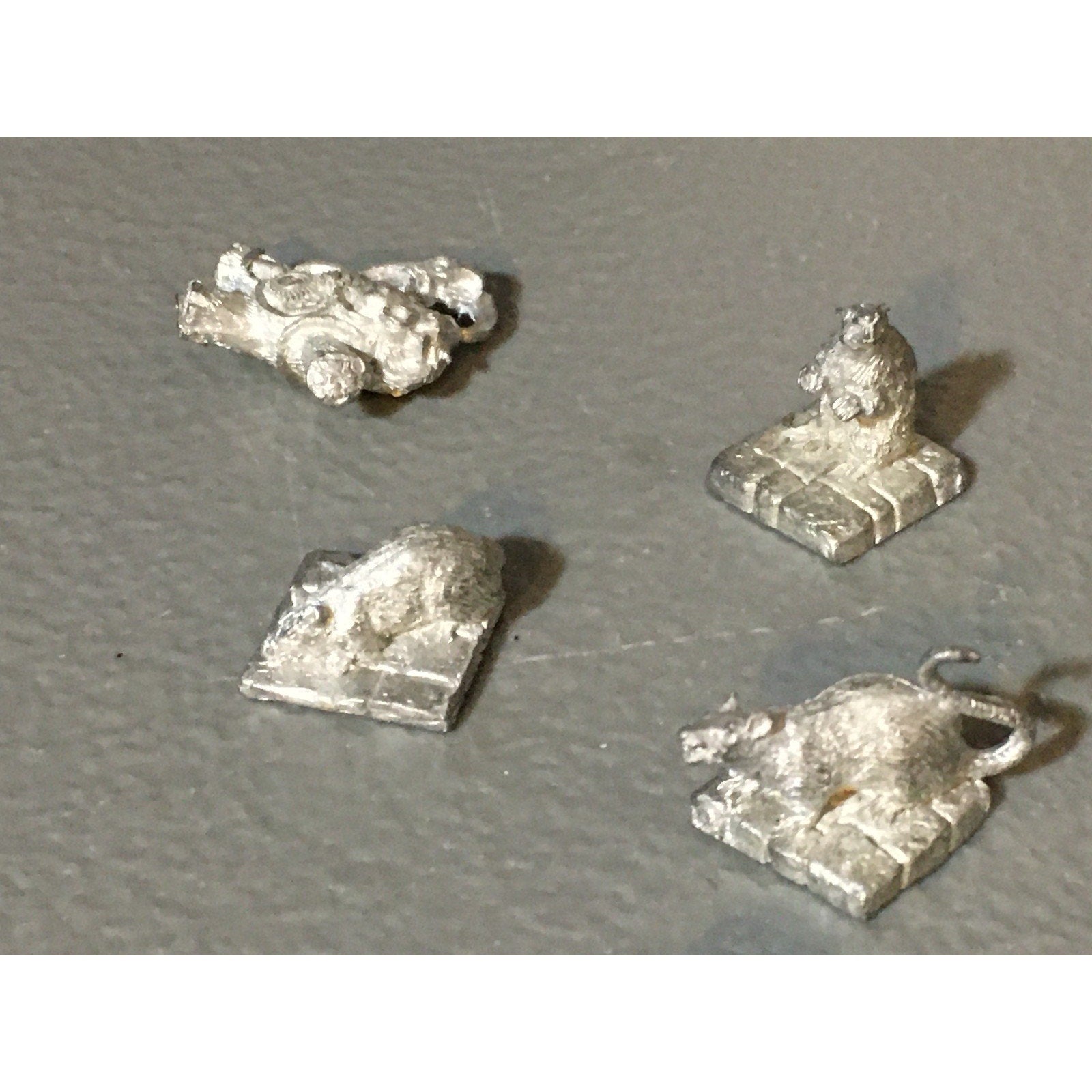 A32522 UNKNOWN METAL MINIATURES FAMILIAR? RAT TEDDY BEAR TABLETOP