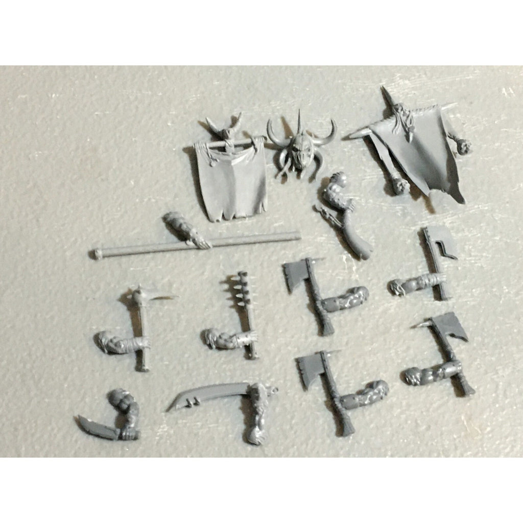 A23124 WARHAMMER FANTASY CHAOS BEASTMEN BITS LOT GORS BANNERS ARMS GW