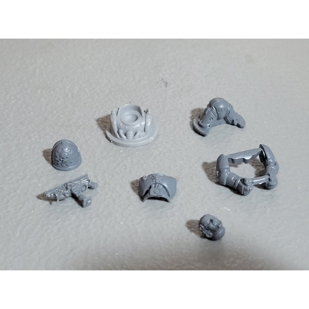 A17964 WARHAMMER 40K SPACE MARINES TANK GUNNER BITS LOT