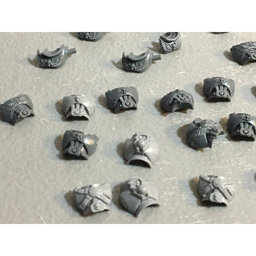 A29448 WARHAMMER 40K SPACE MARINES BITS LOT TORSO PARTS SHOULDER PADS GW