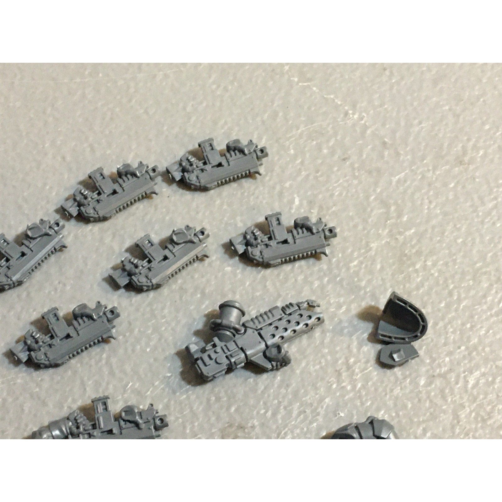 A29481 WARHAMMER 40K SPACE MARINES BLACK TEMPLARS BITS LOT BOLTER SWORD ARM GW