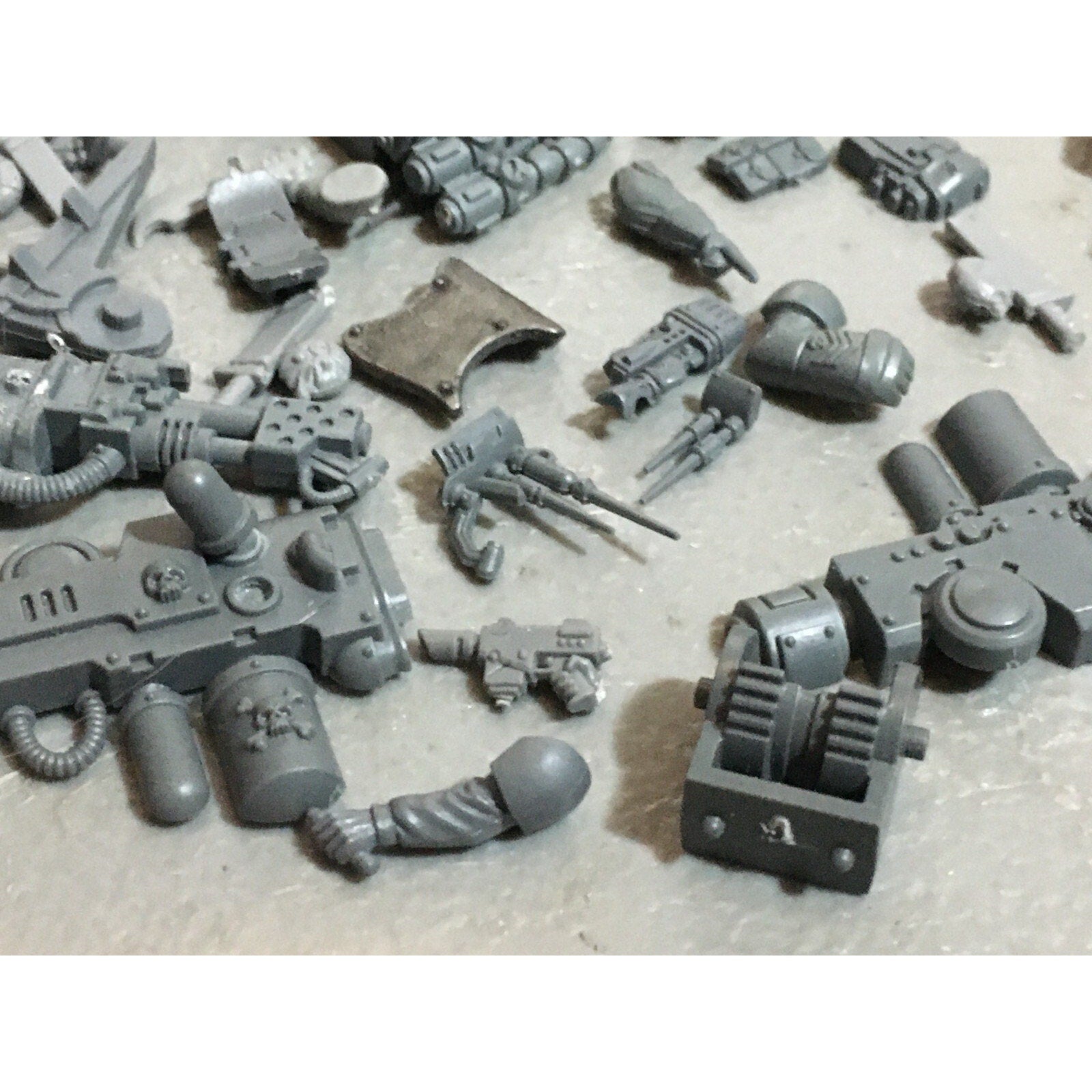 A20138 WARHAMMER 40K IMPERIAL GUARD ASTRA MILITARUM BITS LOT VEHICLE ARMS GUNS
