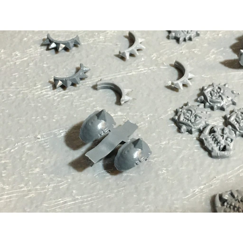 A23397 WARHAMMER FANTASY ORCS & GOBLINS BITS LOT ORC TORSOS LEGS ICONS GW