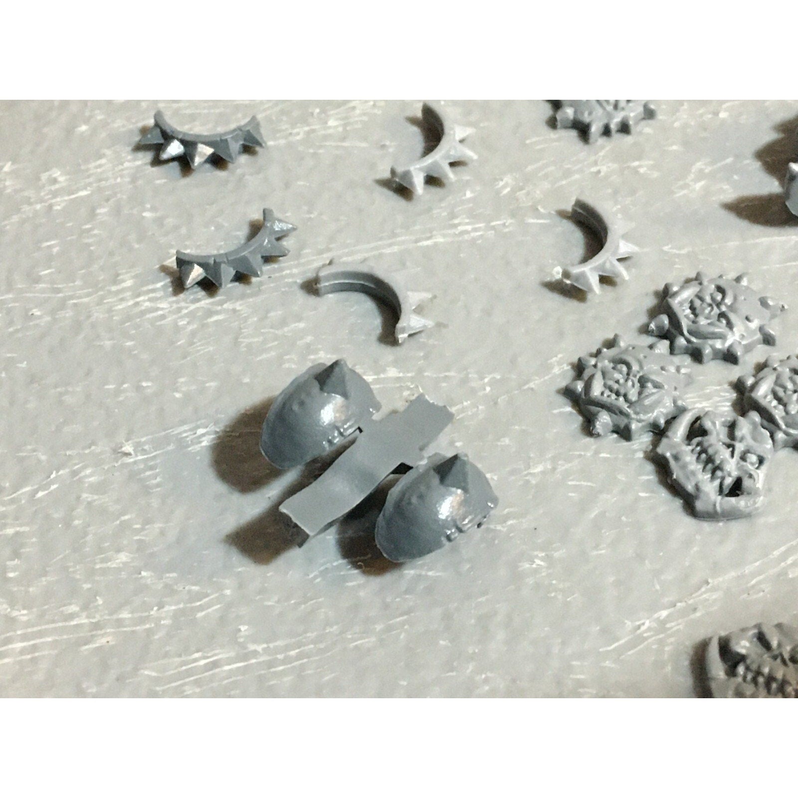 A23397 WARHAMMER FANTASY ORCS & GOBLINS BITS LOT ORC TORSOS LEGS ICONS GW