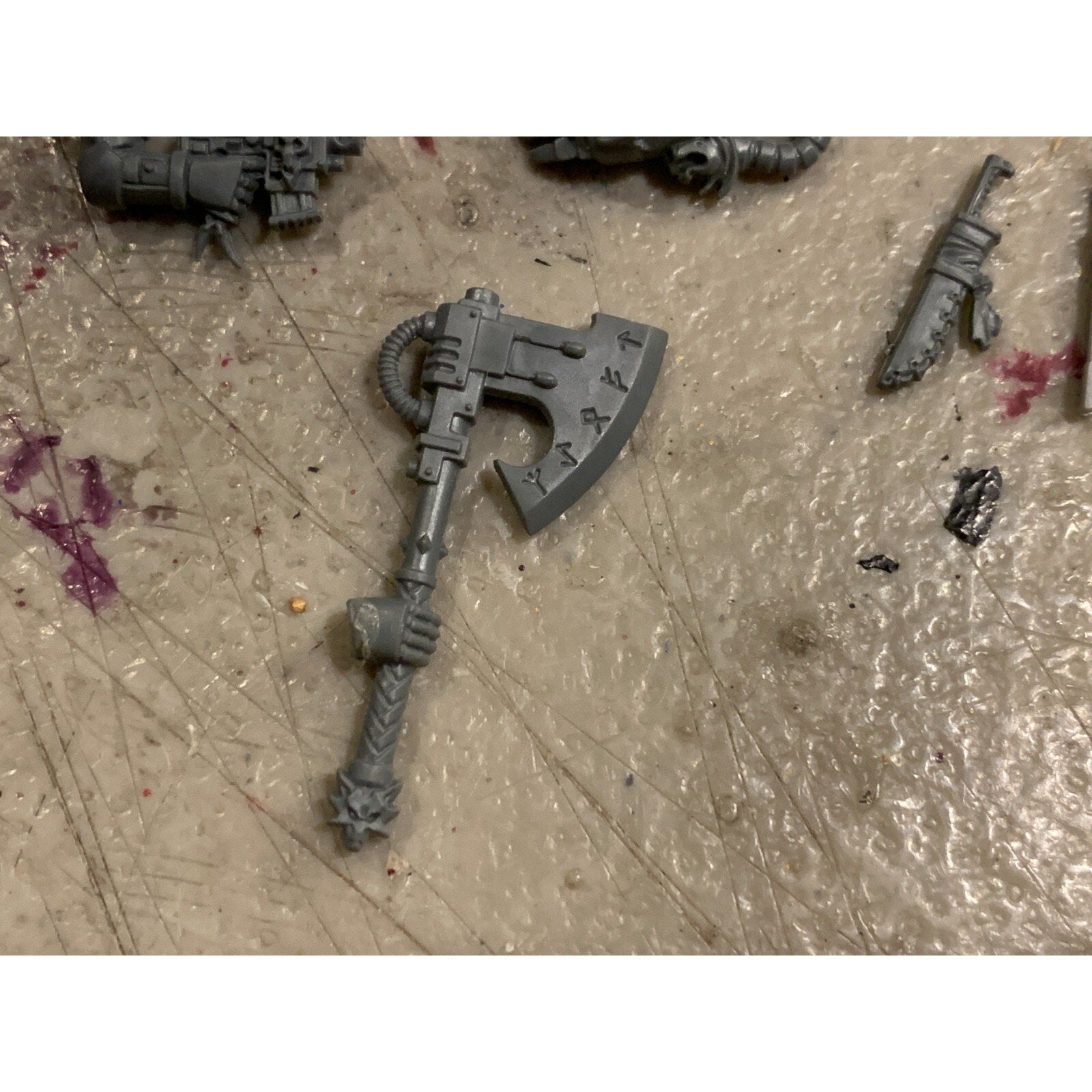 A23191 WARHAMMER 40K SPACE MARINES BITS LOT SPACE WOLVES TAILS AXE KNIVES HEAD