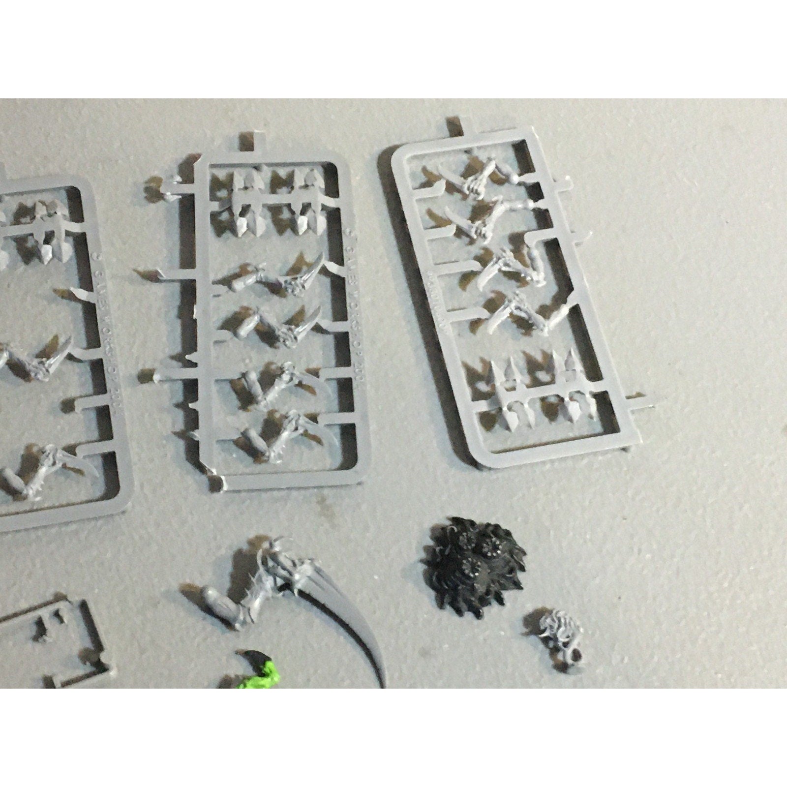 A32820 WARHAMMER 40K TYRANIDS BITS LOT SCYTHING TALONS EXTRA CARAPACE GW