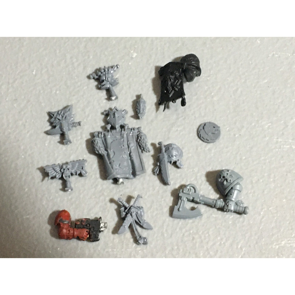 A22561 WARHAMMER 40K SPACE MARINES WOLVES BITS LOT BANNER ACCESSORY SHIELD GW