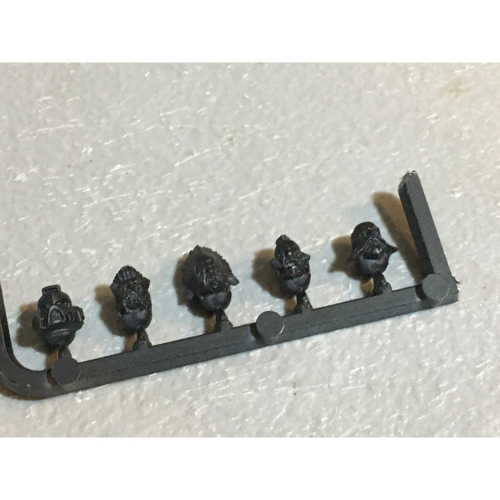 A24578 WARHAMMER 40K SPACE MARINES WOLVES BITS LOT HEADS 18 PK GAMES WORKSHOP GW