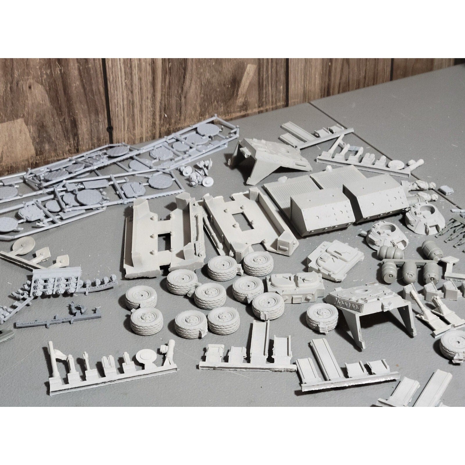 A17898 UNKNOWN TANK LOT BITS GUNS HEADS FUTURISTIC SCI-FI BATTLE