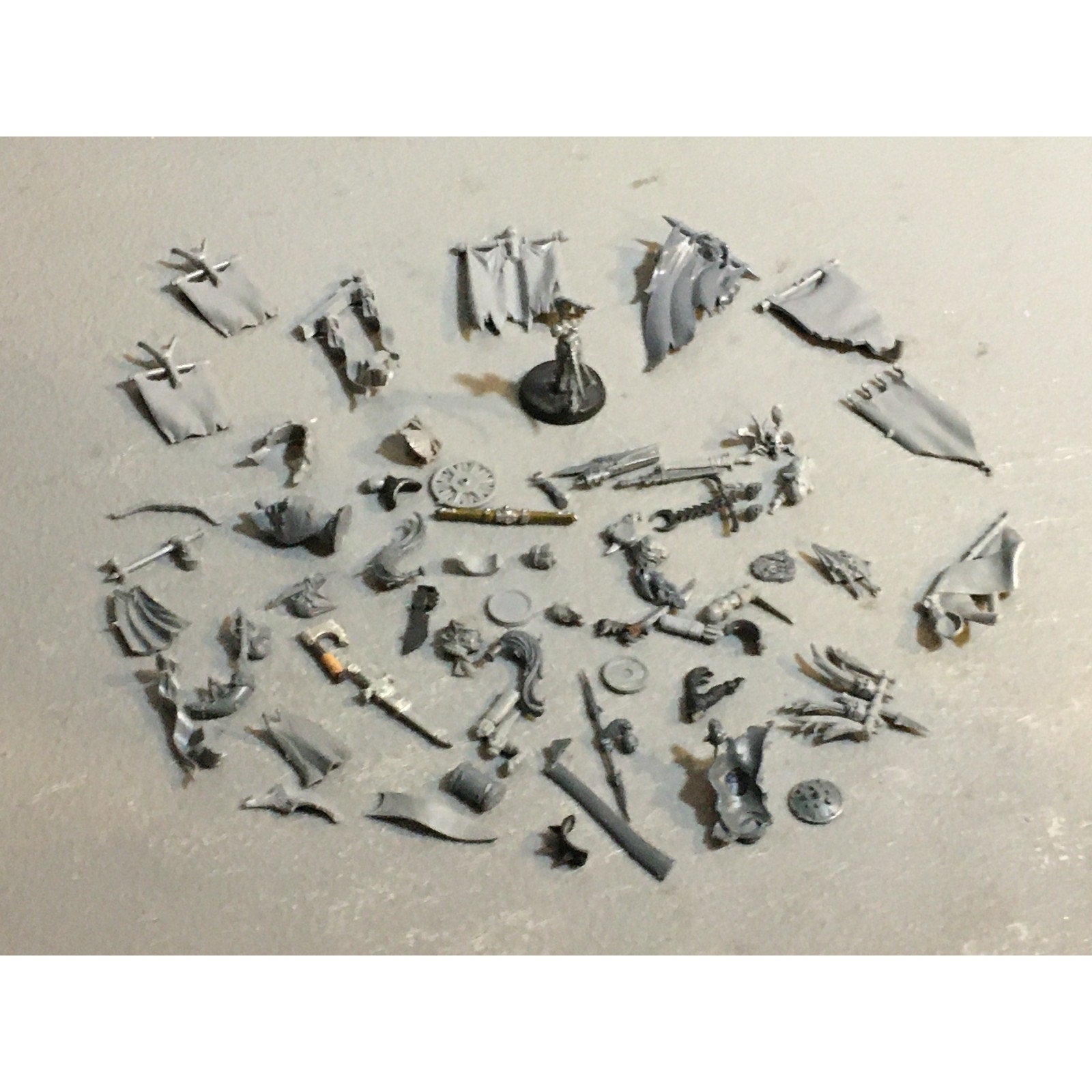 A29617 WARHAMMER FANTASY AOS MIXED BITS LOT BANNER SHIELD CLOAK GW