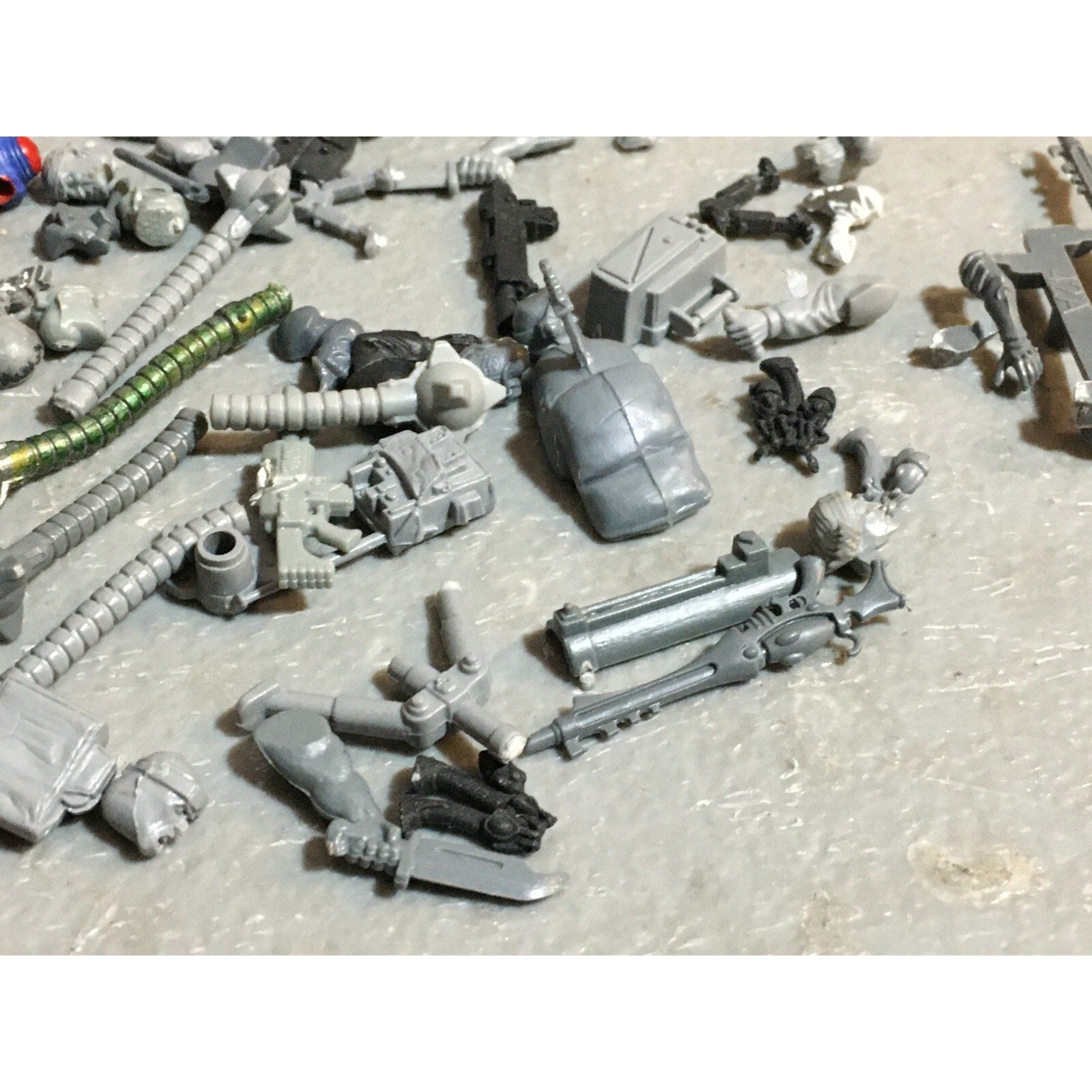 A23467 WARHAMMER 40K MIXED BITS LOT SPACE MARINES TAU ELDAR CHAOS GAMES WORKSHOP