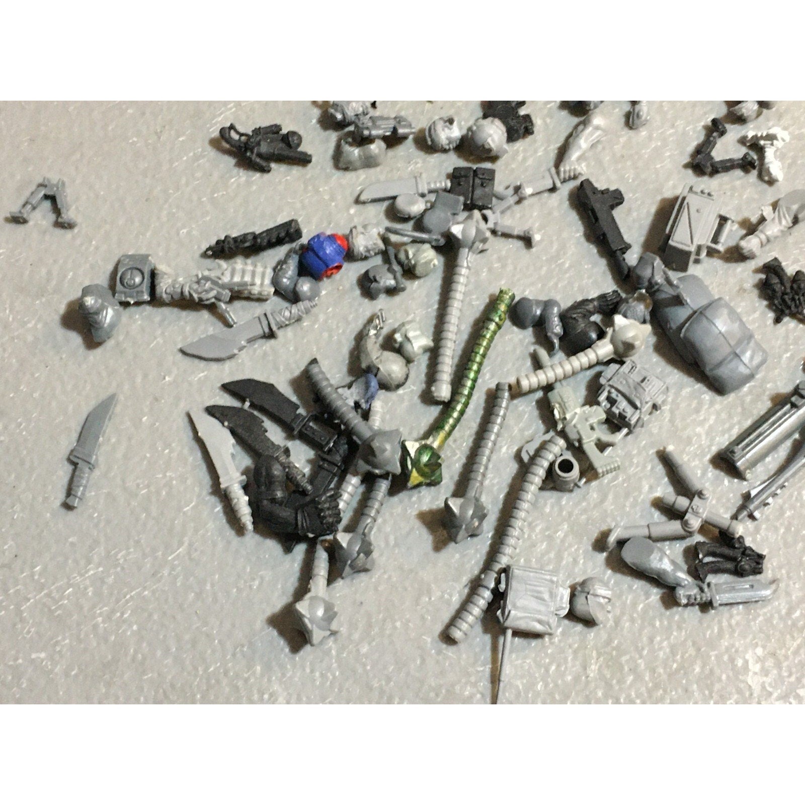 A23467 WARHAMMER 40K MIXED BITS LOT SPACE MARINES TAU ELDAR CHAOS GAMES WORKSHOP