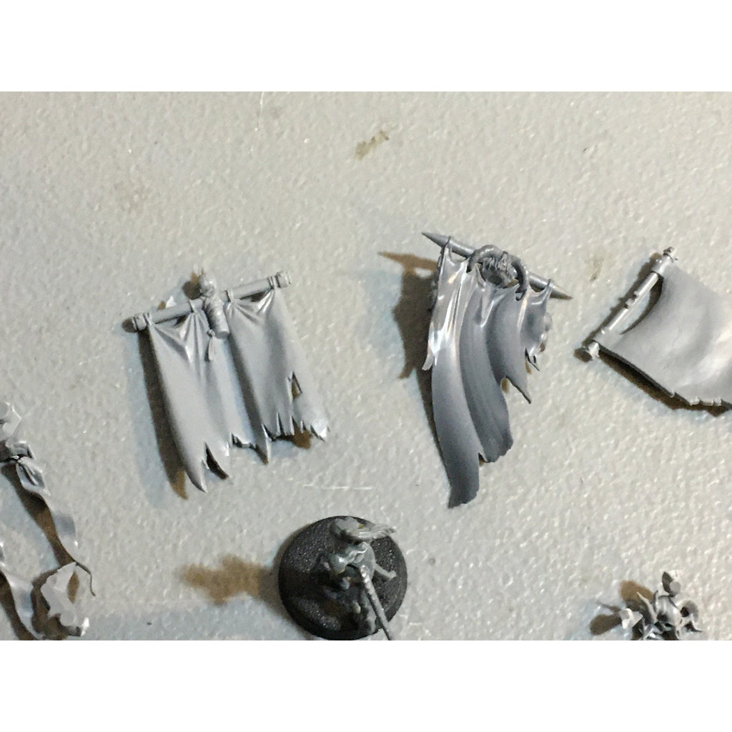 A29617 WARHAMMER FANTASY AOS MIXED BITS LOT BANNER SHIELD CLOAK GW