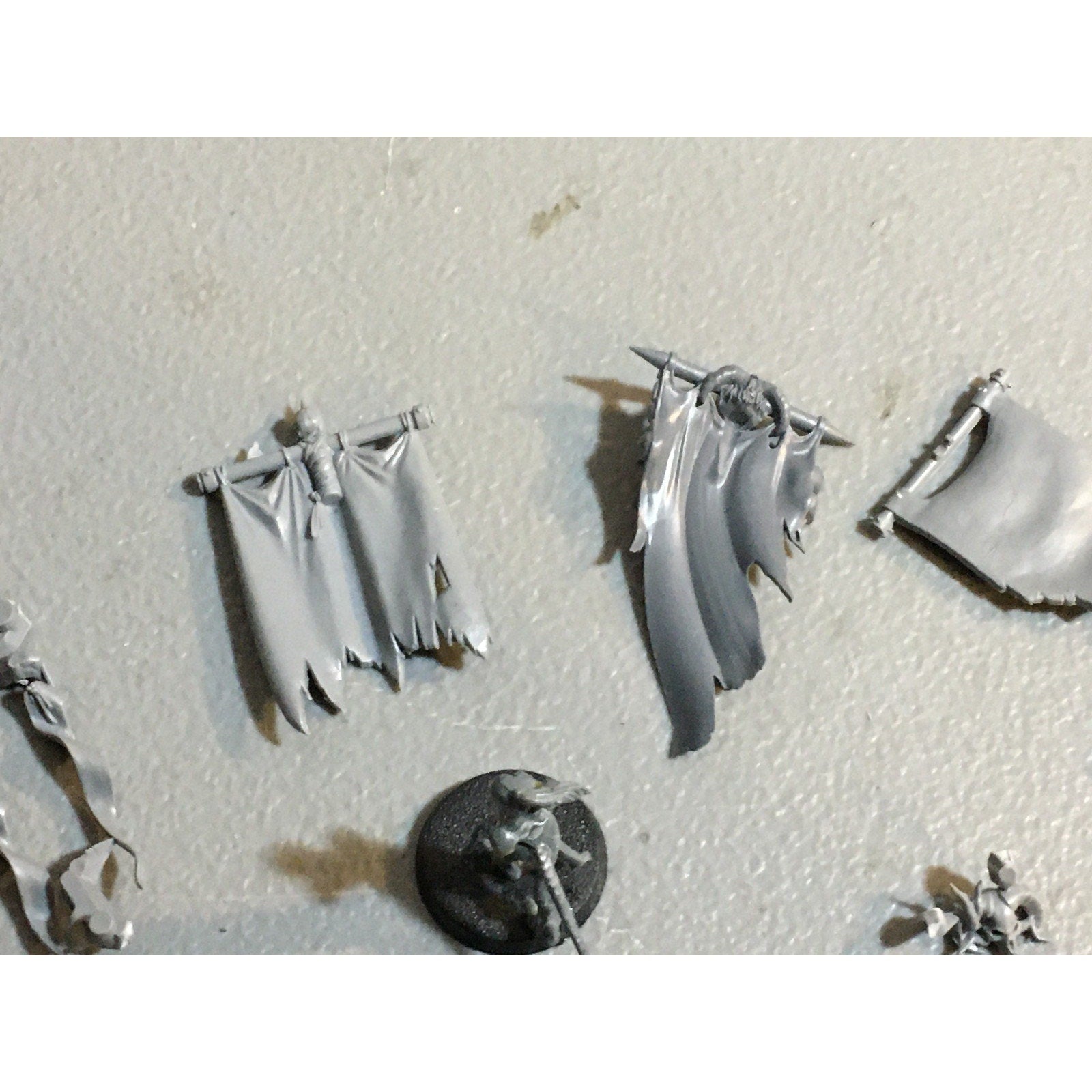 A29617 WARHAMMER FANTASY AOS MIXED BITS LOT BANNER SHIELD CLOAK GW