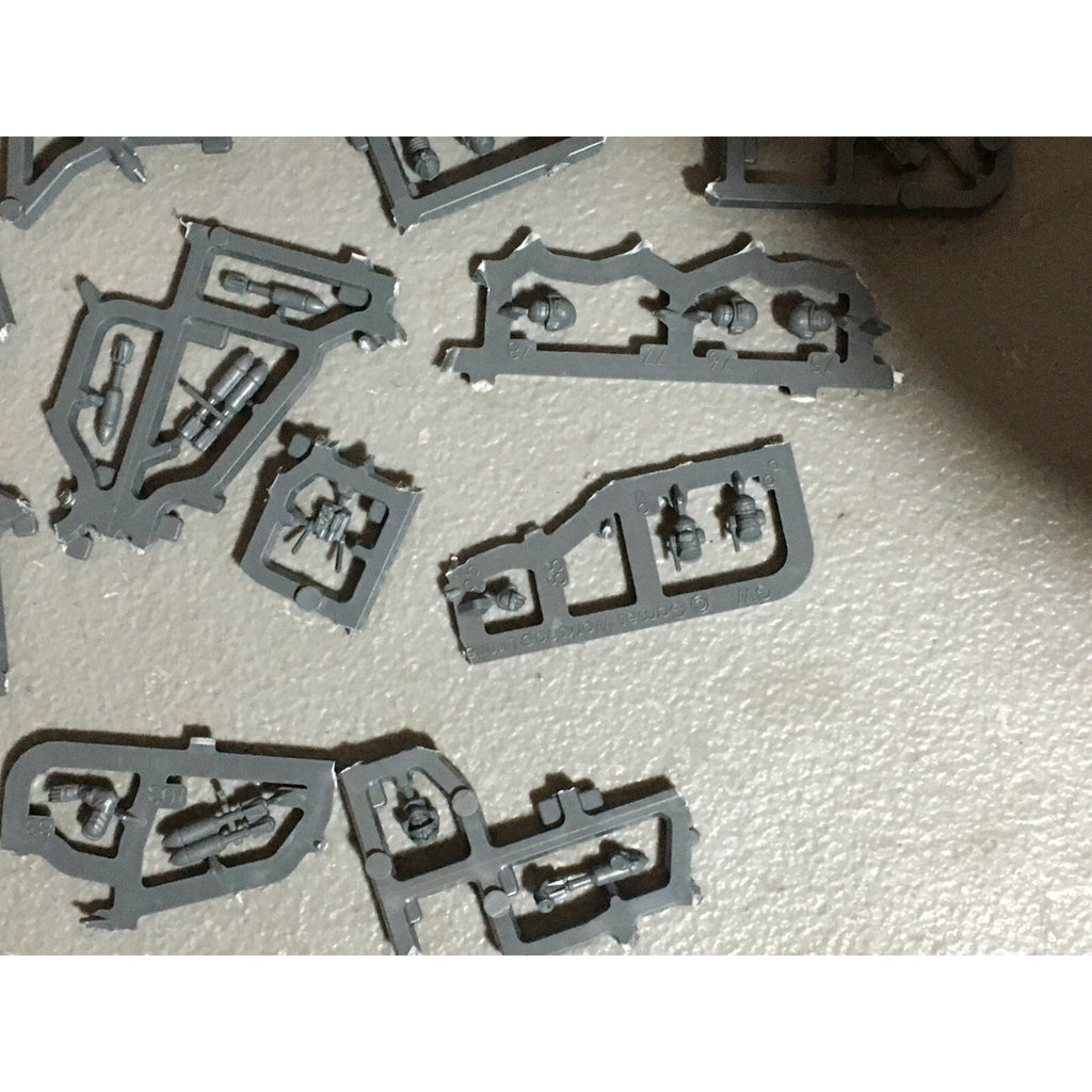 A20992 WARHAMMER 40K ASTRA IMPERIAL GUARD BITS ON SPRUE LOT SCIONS HEADS ACCESSO
