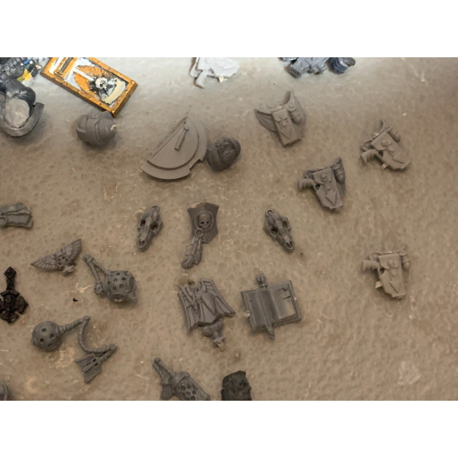 A23310 WARHAMMER 40K SPACE MARINES BITS LOT SOME SPACE WOLVES HEADS ARMS GUNS