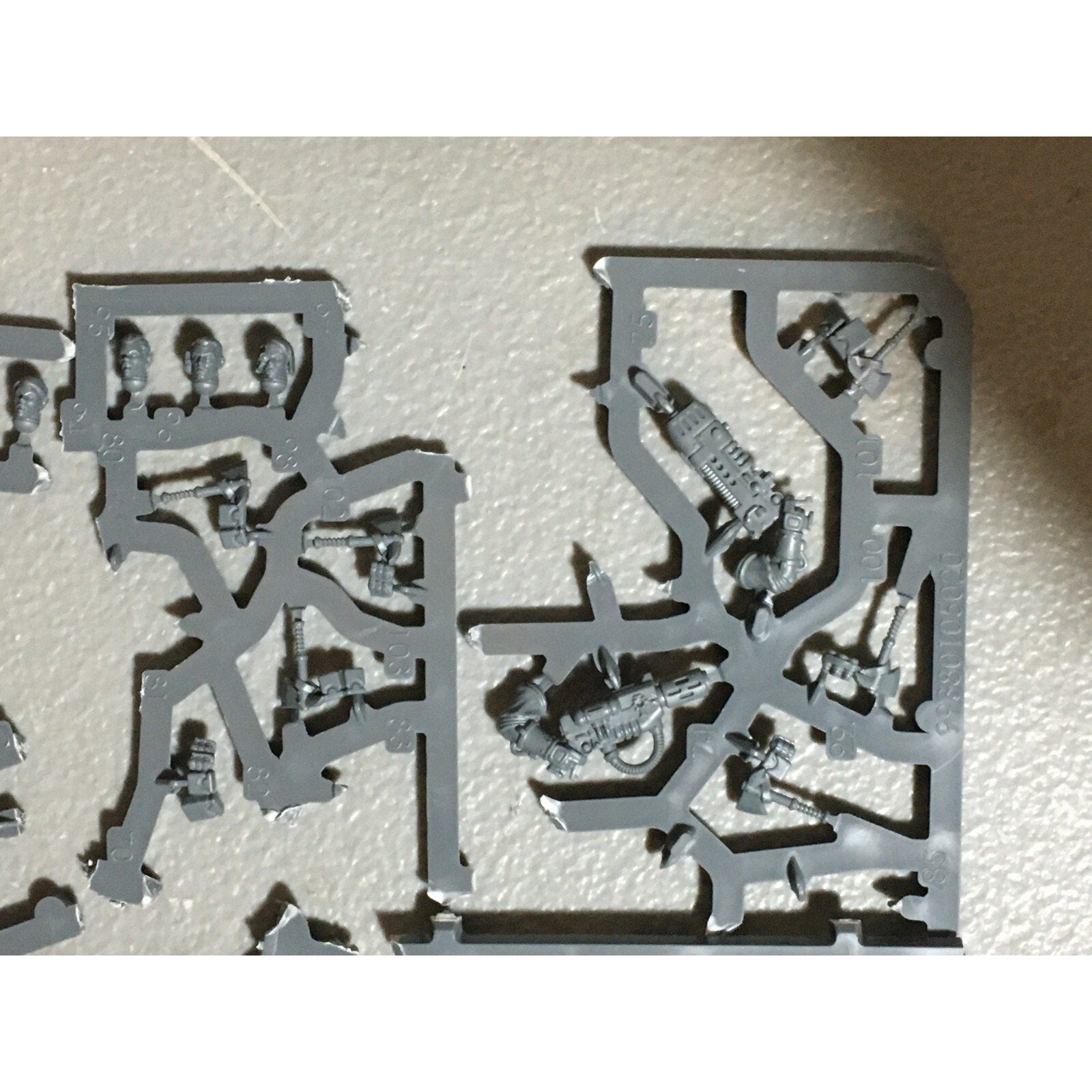 A20992 WARHAMMER 40K ASTRA IMPERIAL GUARD BITS ON SPRUE LOT SCIONS HEADS ACCESSO