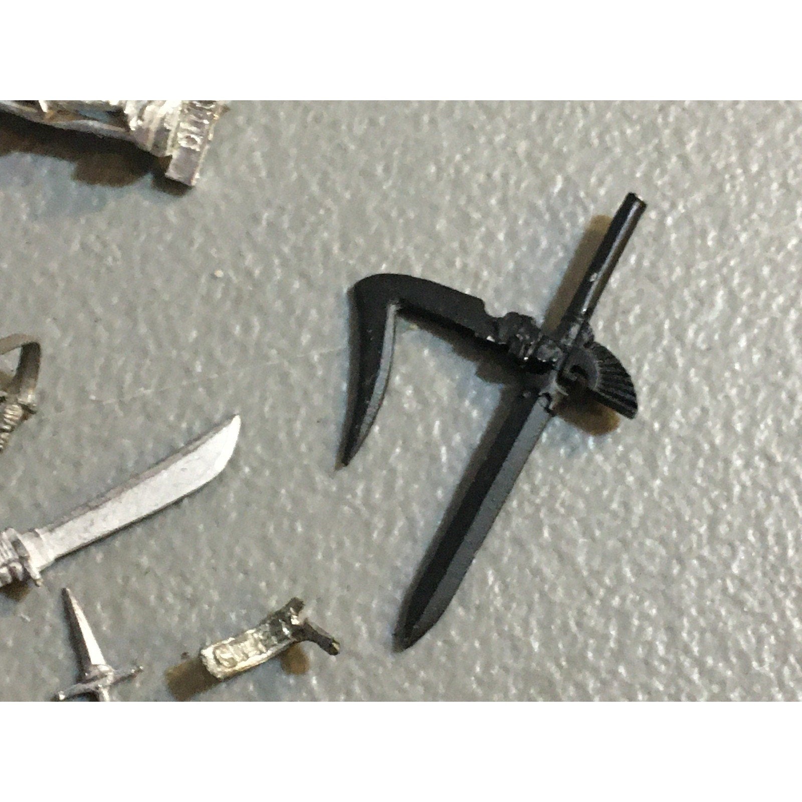 A32593 UNKNOWN MINIATURES METAL BITS LOT SWORD HEAD THRONE WEAPON CAPTAIN