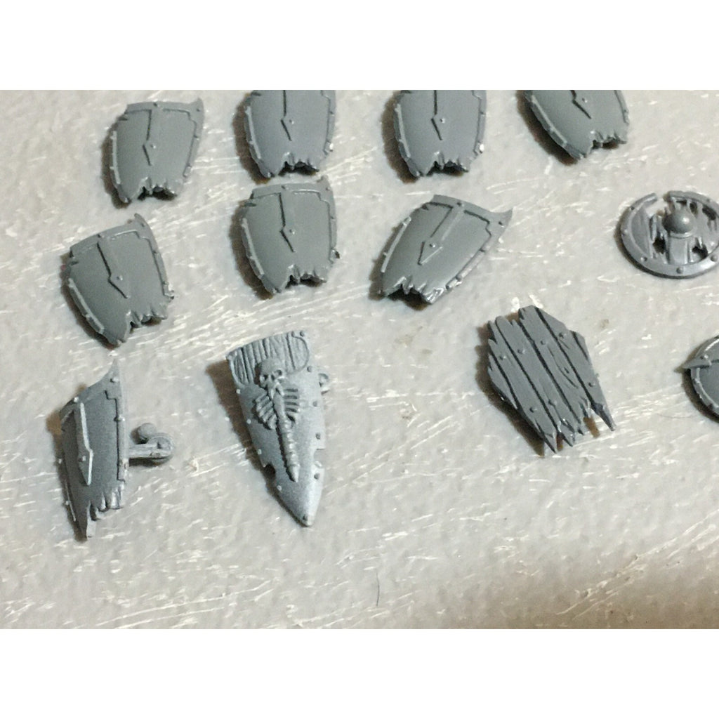 A23458 WARHAMMER FANTASY VAMPIRE COUNTS UNDEAD BITS LOT SHIELDS GW