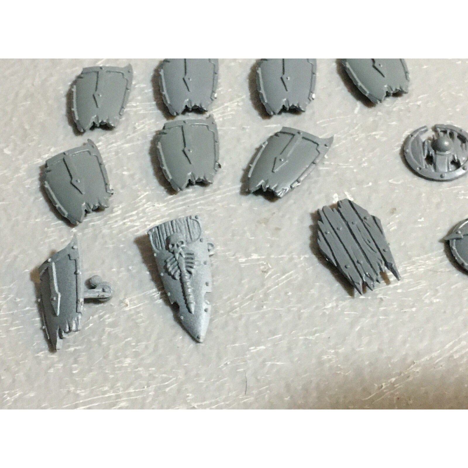 A23458 WARHAMMER FANTASY VAMPIRE COUNTS UNDEAD BITS LOT SHIELDS GW