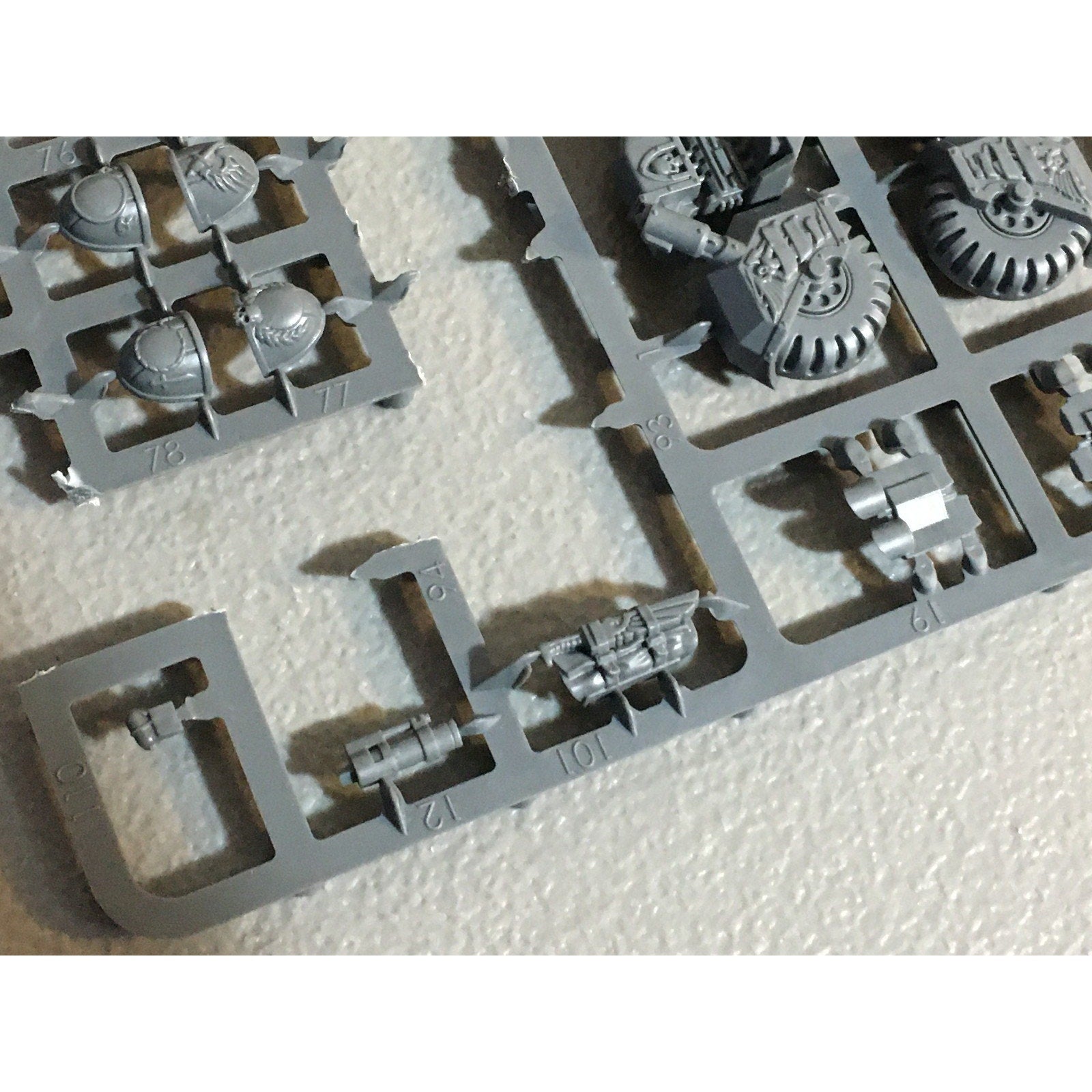 A29496 WARHAMMER 40K SPACE MARINES DARK ANGELS BITS ON SPRUE LOT RAVENWING GW