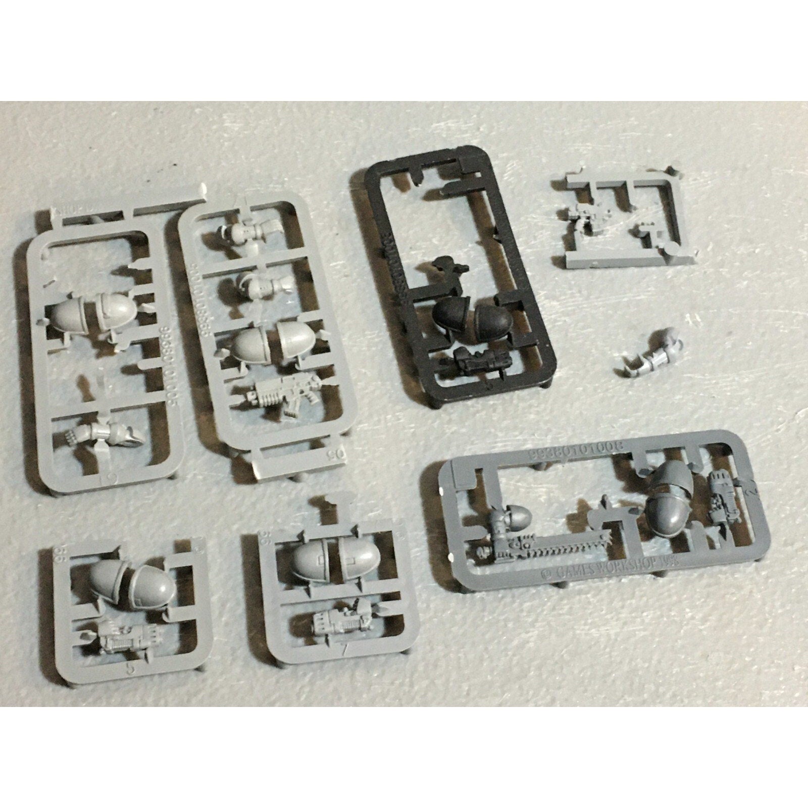 A23095 WARHAMMER 40K SPACE MARINES BITS LOT SHOULDER ARM PISTOL GAMES WORKSHOP