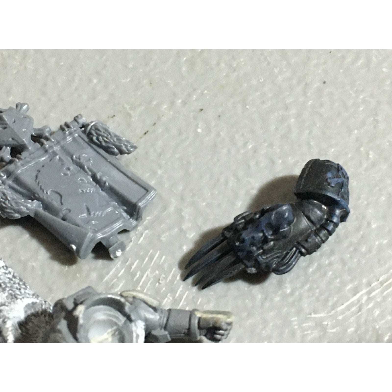A22562 WARHAMMER 40K SPACE MARINES WOLVES BITS LOT BANNER ACCESSORY PISTOL GW
