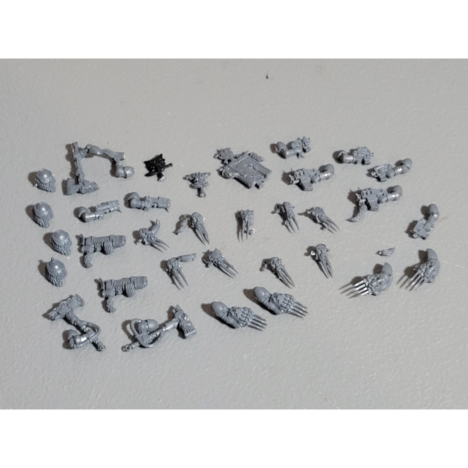 A18452 WARHAMMER 40K SPACE MARINES WOLVES BITS LOT PLASMA POWER SHOULDER HAMMER