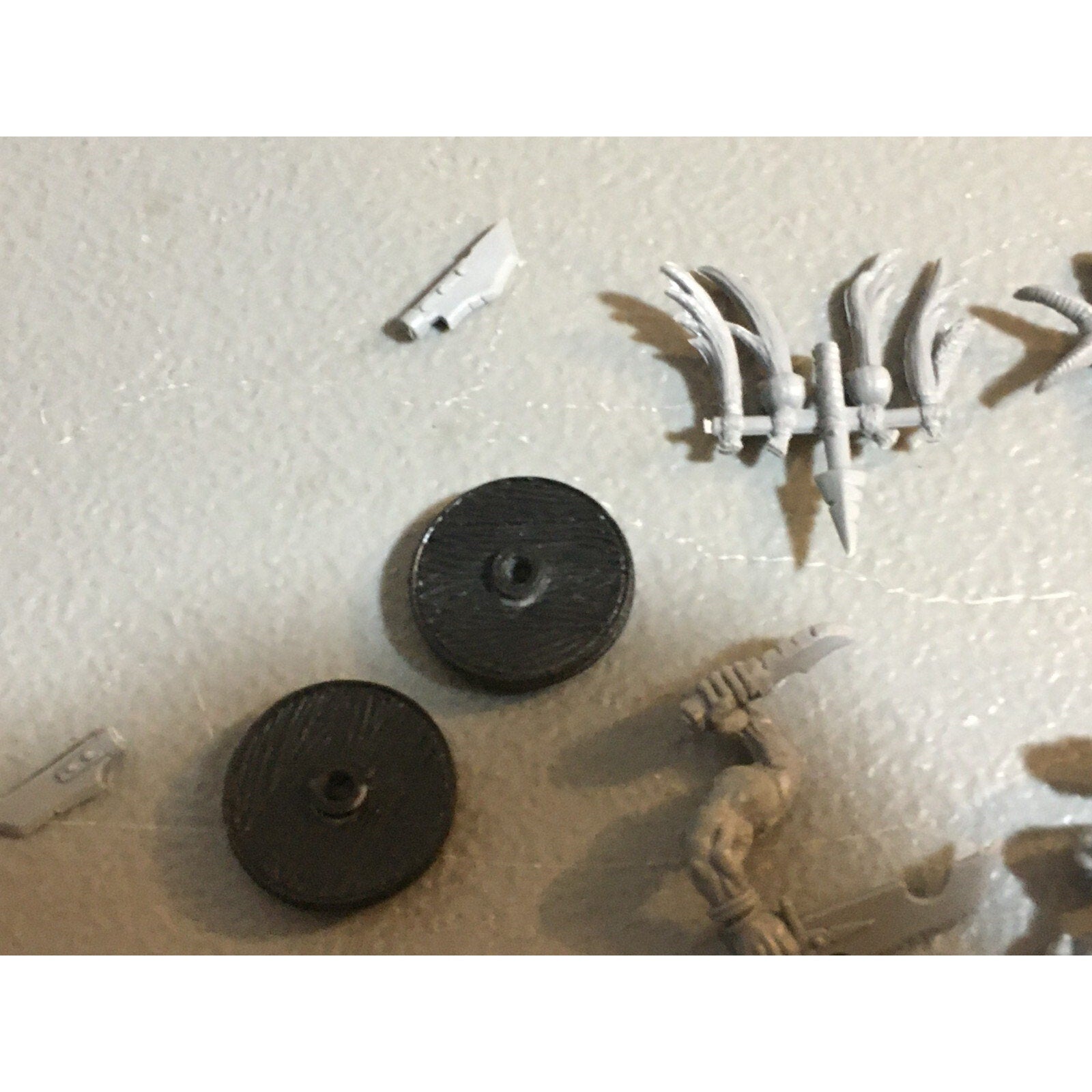 A23398 WARHAMMER FANTASY ORCS & GOBLINS BITS LOT MIXED ACCESSORIES BANNER HEADS