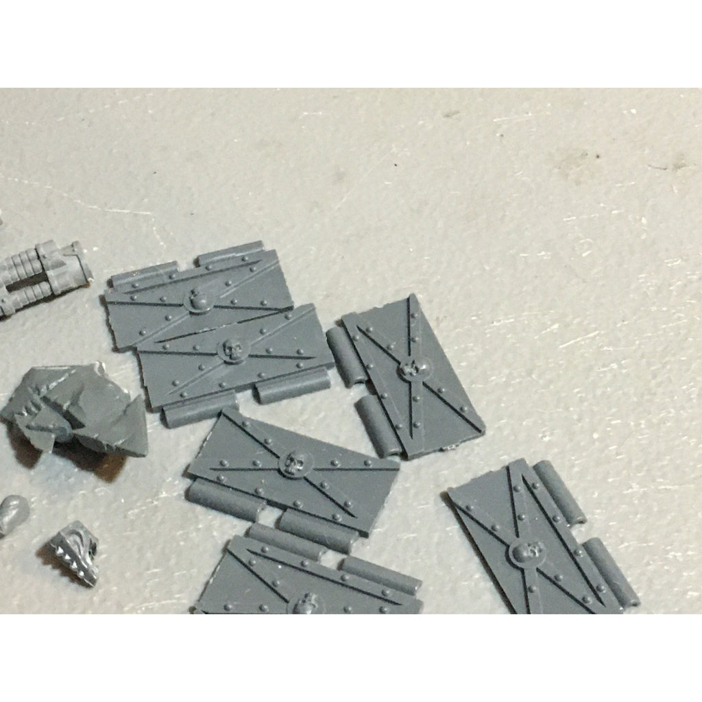 A24532 WARHAMMER 40K MIXED BITS LOT PLATES CHAOS IMPERIAL GW